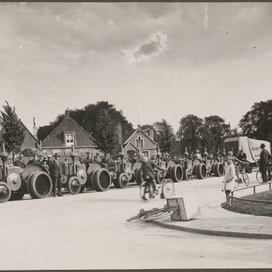 Kenteken: A 16185; Petrus Campersingel, levering tractoren Fa. Heinrich Lanz (2437-3727); Fotograaf: J.B. Koeroo