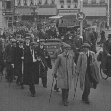 Kenteken: A 21192; Motorbakfiets, ca. 1938, foto: Still uit GAVA-film AV7537