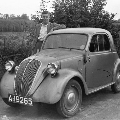 Kenteken: A 19265; Enno van Kalker naast de Fiat Topolino, foto: S. de Raad