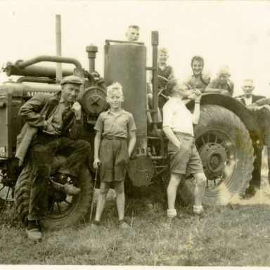 Kenteken: A 27008; Deering tractor met houtgas generator, ca. 1942, foto: J. Faber (2138-9381)
