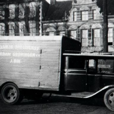 Kenteken: A 26223; Chevrolet,  Bodewagen van J. Dik op de Ossemarkt in Groningen, foto: archief W. Mollema