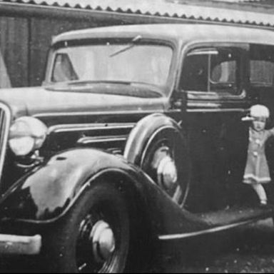 Kenteken: A 17301; Chevrolet met Dien Nieboer en haar kinderen Tettie en Wim aan de Blijhamsterstraat 46a, Winschoten, foto: M Wieberdink-Nieboer