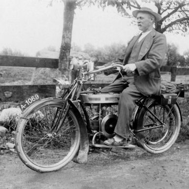 Kenteken: A 1069; Fokko Rietema (1863-1934) op de Douglas motor, ca. 1914, foto: B. Holsteijn