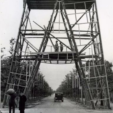 Kenteken: A 28088; Ingang Stadspark (Concourslaan) opbouw van provinciaal kentekenletter A tijdens de voorbereidingen voor de tentoonstelling 'Stad en Lande', 1948 (2138-3023)