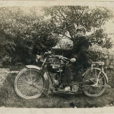 Kenteken: A 3631; Jan Mensema op de Reading Standard, Bedum, 1921, foto: M. Reysoo