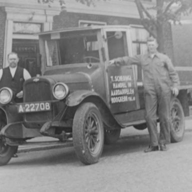 Kenteken: A 22708; Chevrolet, Tjeert Scheringa (geboren in 1874) met zijn zoon Tjeert Scheringa (geboren in 1913), foto: T. Scheringa