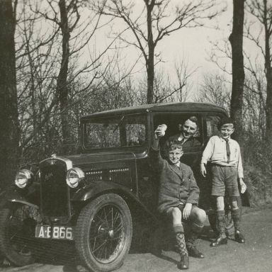 Kenteken: A 6866; Austin Seven, v.l.n.r. Leo, Hisko en Johan Kappinga, 1934
