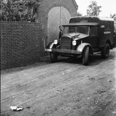 Kenteken: A 39782; Sibrandus Metz naast de Morris Commercial CS8 truck, foto: B. Hartog