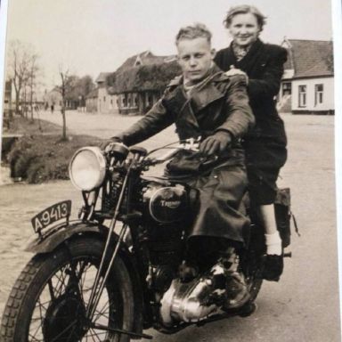 Kenteken: A 9413; Op de Triumph IJske Das en zijn vrouw Jantje Visser, foto: facebookpagina P. Gnodde-Das