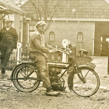 Kenteken: A 6368; Tolbert, hoek Hoofdstraat-Leuringslaan, Jan Rozema (?) op de Douglas, ca. 1926, foto: H. Renkema