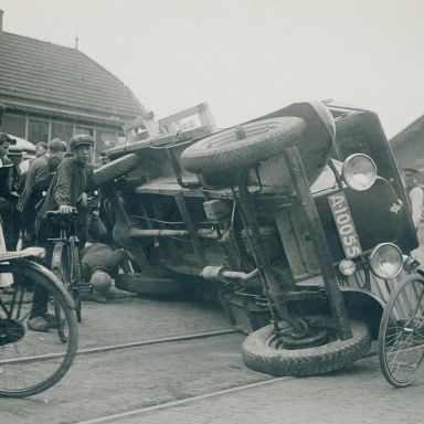 Kenteken: A 10055; De Chevrolet vrachtwagen op zijn kant op het stationsplein van Heerenveen, ca. 1930, foto: collectie Museum Heerenveen (00524)