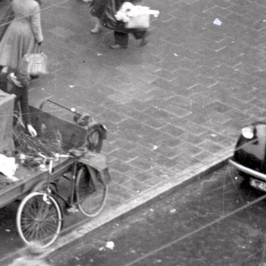 Kenteken: A 40052; Ford Prefect, Groningen, Vismarkt, 1951, foto: uitsnede 2248-2352; Fotograaf: Fotobedrijf Piet Boonstra