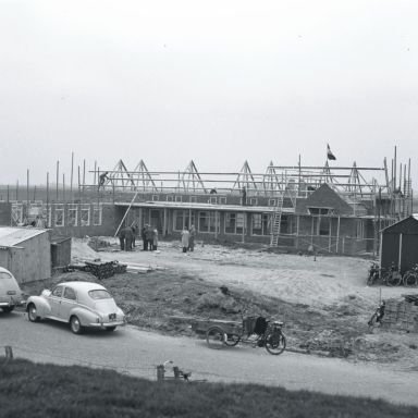Kenteken: A 23812; Kommerzijl, Wigbold van Ewsumstraat, Christelijke basisschool in aanbouw, 1955 (2248-6977); Fotograaf: Fotobedrijf Piet Boonstra