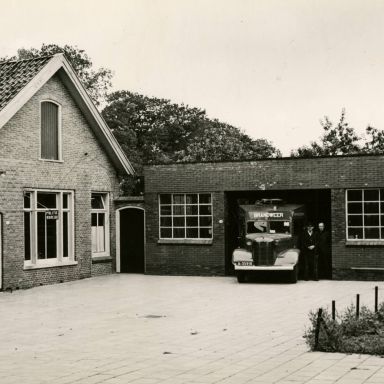 Kenteken: A 35918; Austin K2, Bellenwagen, Brandweerkazerne Hoogezand ca. 1946 (aw2017.059)