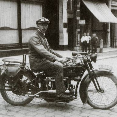 Kenteken: A 2901; ACE, Berend Veldman. Bron:  "De motorfiets in Nederland 1895-1940" uitgave t.g.v. 35-jarig jubileum van de Veteraan Motoren Club