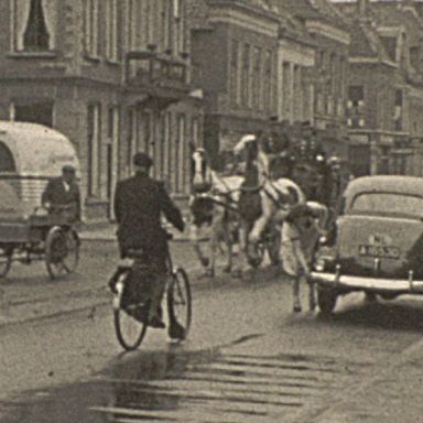 Kenteken: A 16530; Chevrolet Stylemaster, Nieuwe Ebbingestraat ca. 1950, foto: still uit AV9514, collectie Groninger Archieven