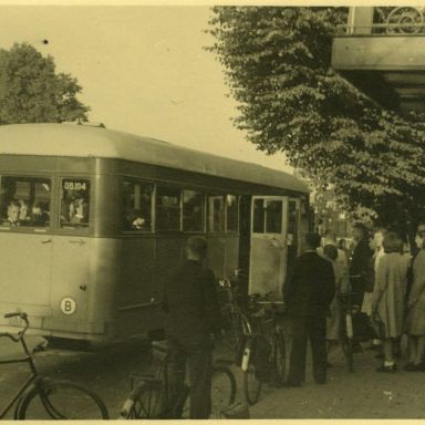Kenteken: A 38001; Sappemeer, Noorderstraat, vertrek VV HSC junioren in de DAF opleggerbus naar Schiedam, 1947, foto: <a href='http://tinyurl.com/ytxh7nza' target='_blank'>Historisch Archief Midden-Groningen</a>