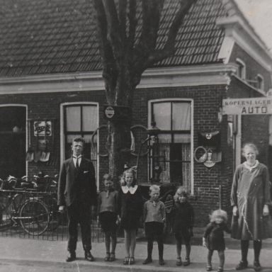 Kenteken: A 14643; Ford, Rijwiel-Motor en Auto-Verhuurzaak Foxhol. V.l.n.r. Roelf Maatjes, Amel, Anna, Egbert, Annemarie, Lies, Anna Maria Maatjes-Messchendorp, foto: R. Maatjes