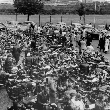 Kenteken: A 23644; 's-Hertogenbosch, september 1951, Opening van sportpark De Vliert, foto: Fotopersbureau Het Zuiden (0086006)