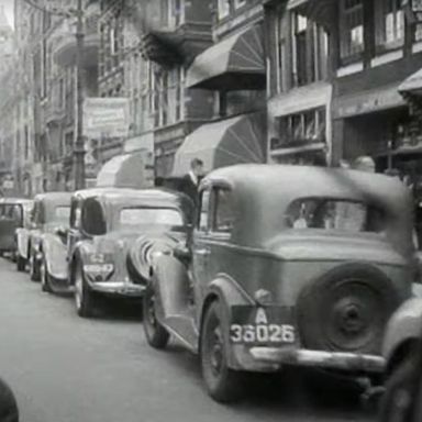 Kenteken: A 36026; Auto in Amsterdam, foto: still uit Youtube film <a href='https://www.youtube.com/watch?v=DdxyDVxf6X8' target='_blank'>Parkeren in de jaren vijftig</a>