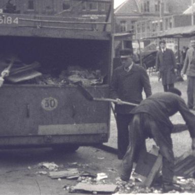 Kenteken: A 25184; Faun, foto: still uit de film "De Groningsche reinigingsdienst voorheen en thans", C.R. Tiddens, 1936-1949 coll. GrA (2209-AV0061)