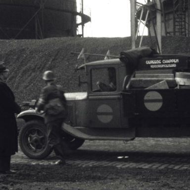 Kenteken: A 31052; Dodge, foto: still uit de film "Is Groningen Paraat?" S.J. Bakker, J.M. Heres Diddens-Zegerink ten Rodengate Marissen, 1940, coll. GrA (2209AV0019)