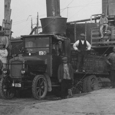 Kenteken: A 4378; Hansa Lloyd, Groningen, Amalia van Solmsstraat, Asfaltwerkplaats ca. 1921, foto: uitsnede 1785-0829.jpg