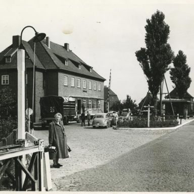 Kenteken: A 43368; Douanekantoor Bunderneuland, Duitsland, ca. 1954, foto: archief Dagblad van het Noorden (AW2024-242); Fotograaf: Folkers, E.