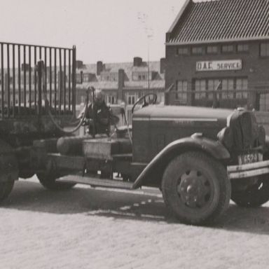 Kenteken: A 6529; Vrachtwagen bij machinefabriek E. van Koldam, Groningen 1940 (2437_1991)