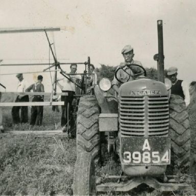 Kenteken: A 39854; Berend Visscher op de Case tractor met zichtmachine, foto: Z Buurke, voor volledige informatie zie reactie Z. Buurke bij de gegevens