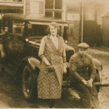 Kenteken: A 16262; Fokko Lanting en zijn vrouw voor de Chevrolet, foto: Archief Historische Vereniging Het Wold