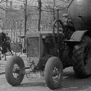Kenteken: A 28253; foto: Still uit GAVA-film AV7593