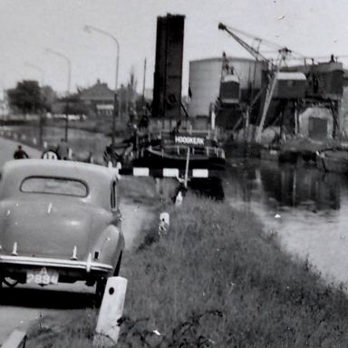 Kenteken: A 2894; Austin, Hoendiep, Hoogkerk, 1955, foto: Historische Vereniging Hoogkerk, uitsnede 2017_10_12 IMG_0014.jpg