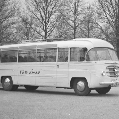 Kenteken: A 19926; Volvo autobus op een parkeerplaats, 1950  (248-623); Fotograaf: Fotobedrijf Piet Boonstra