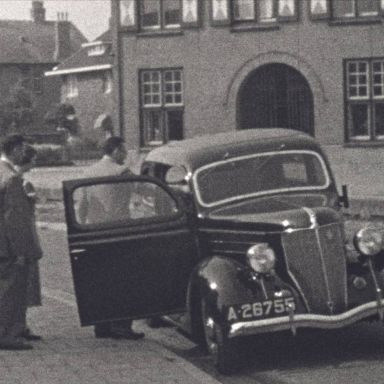 Kenteken: A 26755; Ford, Winschoten, foto: still uit de film "Familiebeelden Winschoten, 1938" B. Jager, coll. GrA (2209-21729)