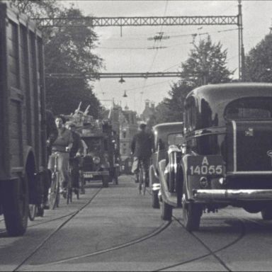 Kenteken: A 14055; Chevrolet, foto: still uit "Verkeersfilm", C. van der Mei, 1934, coll. GrA (2209-0176)