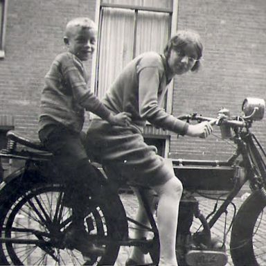 Kenteken: A 17973; Voor op de motor C. Kleine, achterop H.J. Kleine, voor de rijwielherstelwerkplaats van G.H. Kleine, Groningen, Prinsenstraat 3a, ca. 1932, foto: H. Kleine