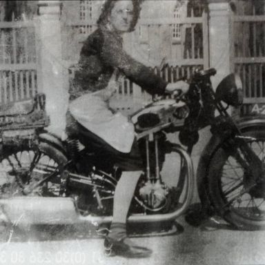 Kenteken: A 27886; Geertje Vogel uit Saaxumhuizen op de Triumph, jaren '30, foto: Clubmededelingen nr. 407, februari 1998, Veteraan Motoren Club
