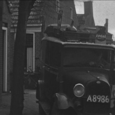 Kenteken: A 8986; Ford, foto: Still uit GAVA-film AV7574