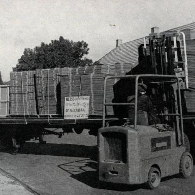 Kenteken: A 39090; Strokarton laden, foto uit het maandblad "Tussen de Rails"  Jrg. 4 (1955) nr. 3