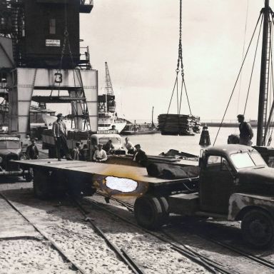 Kenteken: A 24116; Wachten op een lading in de haven van Delfzijl, foto: E. Kappen