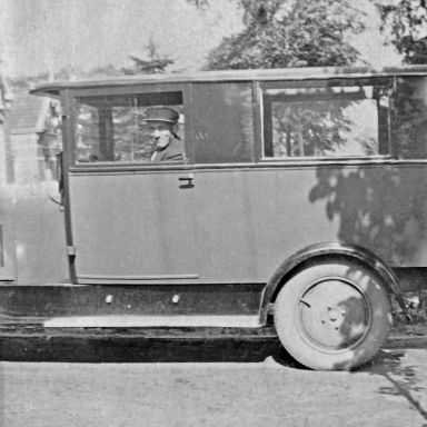 Kenteken: A 18764; Bakker Hendrik Bloemendaal achter het stuur van zijn eerste auto een Citroën (uit 1924) waarmee hij brood rond bracht. foto: Historische Commissie Garmerwolde (312)