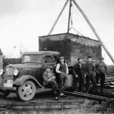 Kenteken: A 11980; Chevrolet, Tweede persoon van rechts is Hiepko Veldman, eigenaar van bouwbedrijf Veldman uit Uithuizermeeden, foto: I. Tamminga