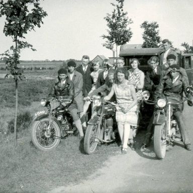 Kenteken: A 15402; Ariel, Zuidhorn, Tennisvereniging TIOL (Tennissen Is Onze Lust) op stap bij het Hunebed van Tinaarlo, foto: H. Renkema