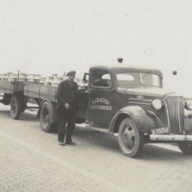 Kenteken: A 15154; Harm Nieborg naast de Chevrolet van Slagter, foto: H. Nieborg