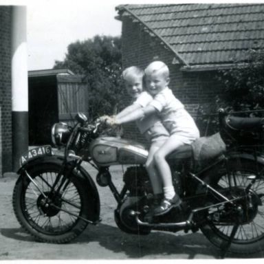 Kenteken: A 43416; Roelof Udding en Nanno Steenhuis op de Norton, foto: R. Udding