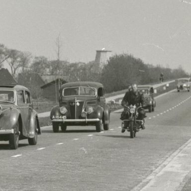 Kenteken: A 40997; Jaguar Mark IV bij de Koolzaadtocht, 06-05-1950, foto: uitsnede 2248-844; Fotograaf: Fotobedrijf Piet Boonstra