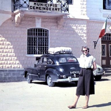 Kenteken: A 47433; Oldsmobile, familie Duursma aan de Italiaanse grens, 1953, foto: A. Duursma