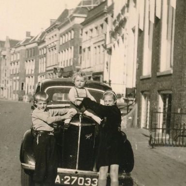 Kenteken: A 27033; Ford Prefect, Groningen, Hoge der A, 1948, foto: G. Vegter; Fotograaf: G.T.J. Wildervanck-Pesman