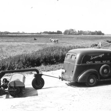 Kenteken: A 28352; Ford met veegmachine, Bedum, ca. 1951, foto: Historische Vereniging gemeente Bedum (240277)
